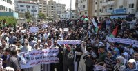 مسيرة حاشدة لموظفي غزة رفضاً لسياسات الوكالة والمساس بحقوق اللاجئين