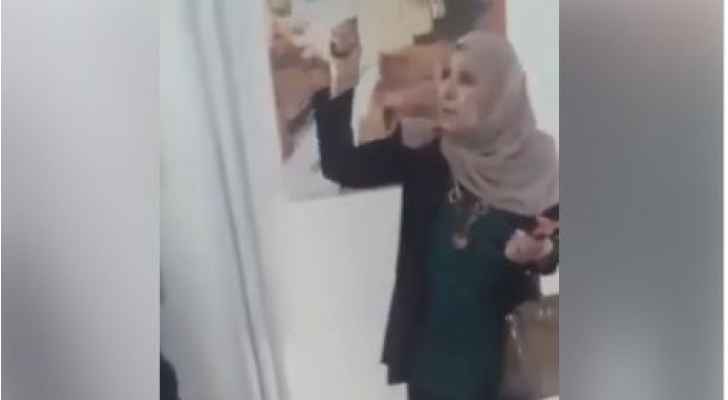 عدد من موظفي تربية الأغوار يجبرون المديرة على مغادرة مكتبها