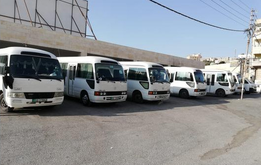 عجلون: إضراب لسائقي باصات الشفا احتجاجا على عمل الخصوصي