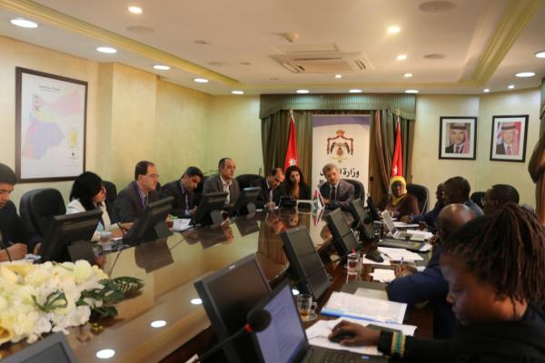 خليفات يبحث مع وزيرة العمل الأوغندية مواضيع العمالة المنزلية