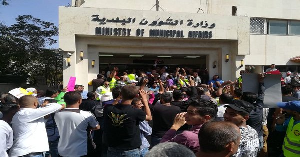 العاملون في البلديات يعلنون إضرابا عاماً غداً الأربعاء