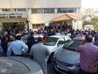 بالصور .. موظفو "البلديات" يعتصمون للمطالبة بحقوق وظيفية