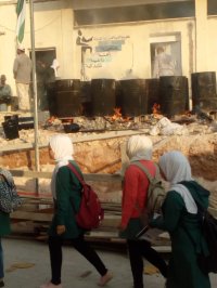 بالصور .. استياء من أعمال بناء في مدرسة وادي السلط أثناء دوام الطالبات