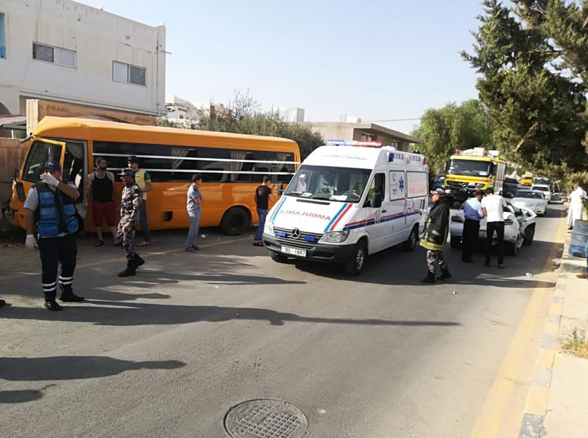 11 اصابة بحادث تصادم حافلة مدرسية في إربد
