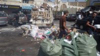 مواطنون في الكرك يرفعون النفايات من الشوارع