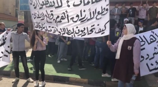 اعتصام طلاب مدرسة اغلقها القضاء
