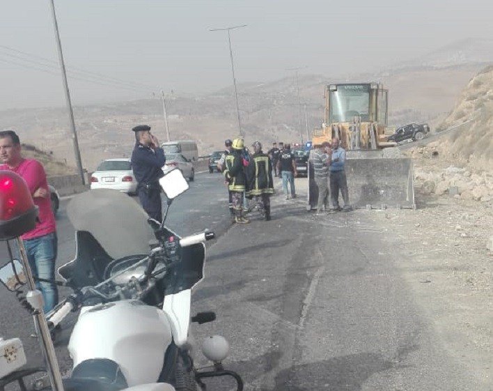 انهيار جبلي يتسبب بأزمة سير خانقة على طريق إربد عمان