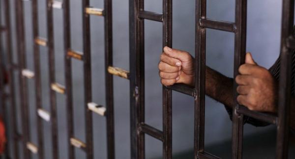 20 عاما لشرطي احرق زوجته بـ"كاز" ومنعها من اخماد النار المشتعلة بها