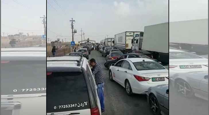 بالفيديو .. مشاجرات و أزمات خانقة على حدود جابر - نصيب