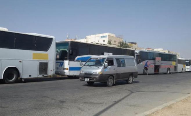 موظفون وطلبة بالكرك يشتكون الحافلات العمومية