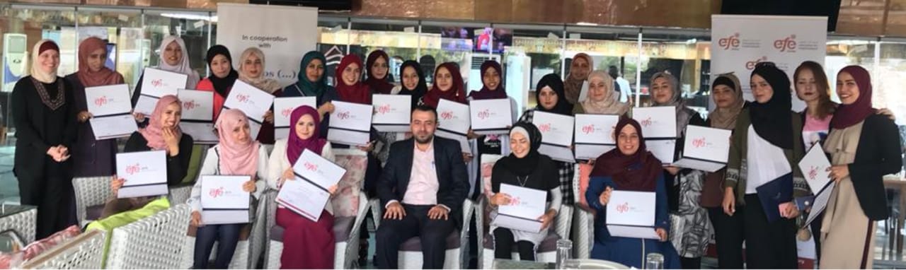 تخريج عدد من المتدربين في مجال الخياطة الصناعية