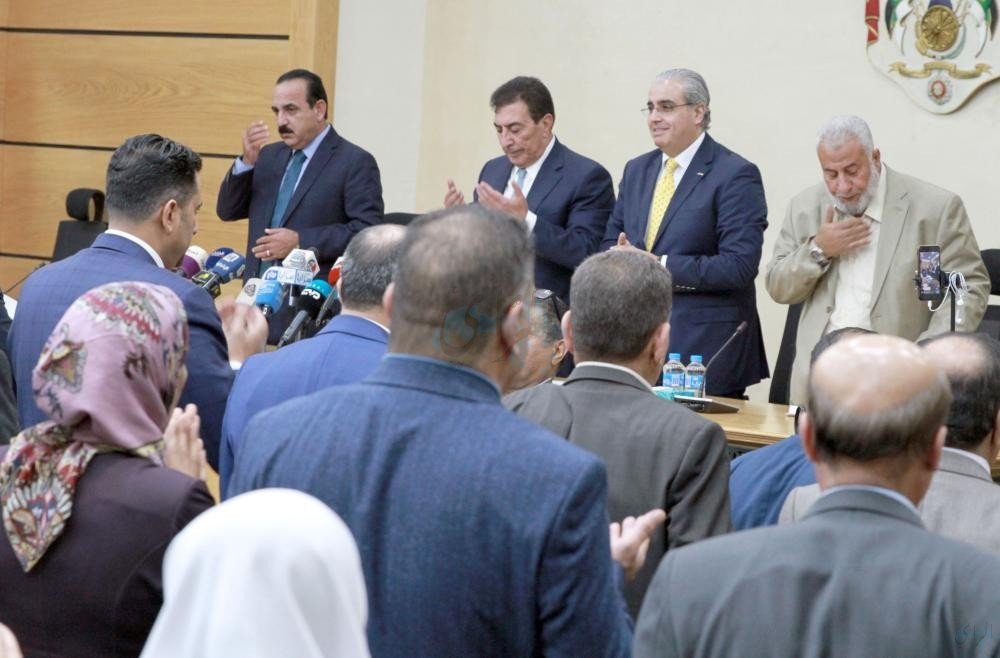 بالفيديو والصور .. إصرار نيابي على استقالة وزيري التربية والسياحة