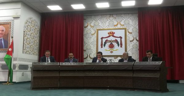 مشادات كلامية بين النواب على مواقفهم من اقالة الحكومة وتوجه نيابي لتشكيل لجنة تحقيق