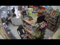 شاهد .. ثلاثيني يعتدي على مالك سورب ماركت في الزرقاء ويحطم المحل لأخذ آتاوة