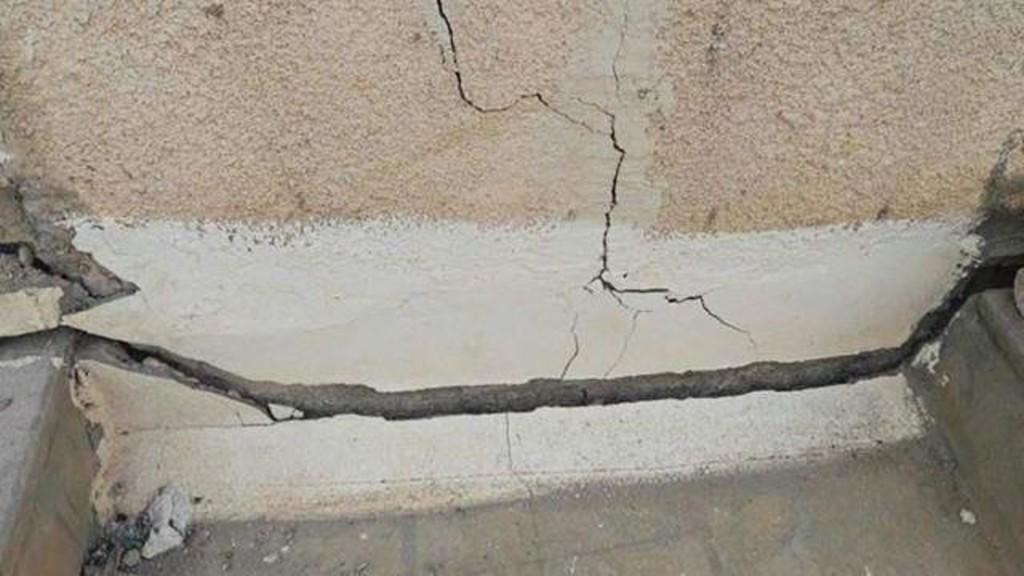 مواطنو كفر راكب يطالبون بمعالجة تصدعات سور مدرسة البنات