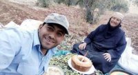 شاهد كيف فاجئ شاب أردني والدته أثناء "فراط الزيتون" !