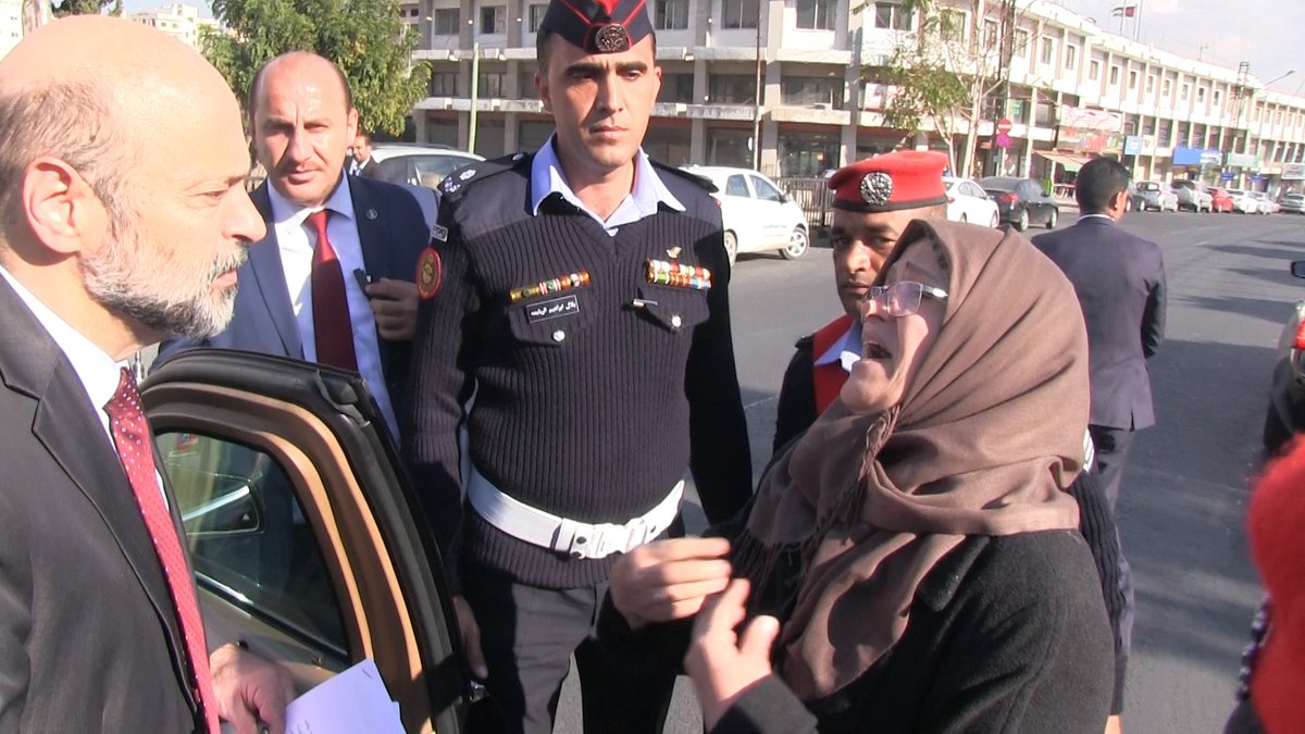سيدة تعترض موكب الرزاز .. ماذا طلبت؟