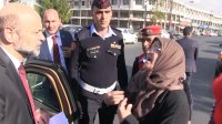 سيدة تعترض موكب الرزاز .. ماذا طلبت؟