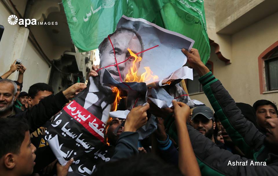 حرق صور ليبرمان وتوزيع الحلوى أمام منزل هنية