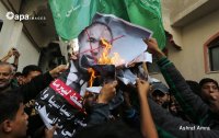 حرق صور ليبرمان وتوزيع الحلوى أمام منزل هنية