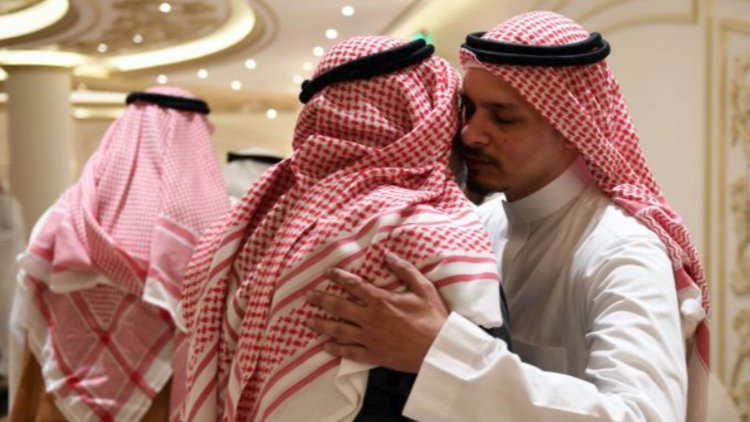 بالصور.. نجل خاشقجي يقيم مجلس عزاء لوالده في جدة