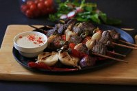 الكباب العربي يطيح 5 حراس للملكة البريطانية