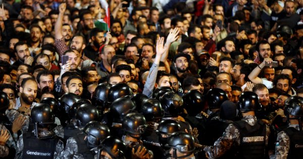محاضرة حول الجرائم الإلكترونية في مدارس الجامعة الأولى