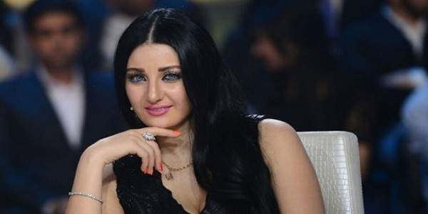 شاهد .. صافيناز ترتدي المايوه وتتخطى الحدود بصورة إيحائية