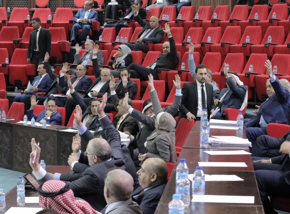 بالفيديو والصور : بعد مخالفته بـ3 مواد .. النواب يعيد "الضريبة" إلى الأعيان
