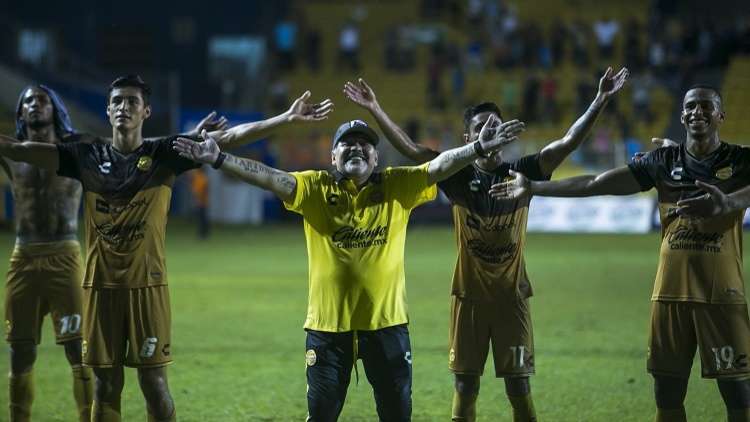 بالفيديو.. مارادونا يعجز عن الرد على سؤال في أغرب مقابلة