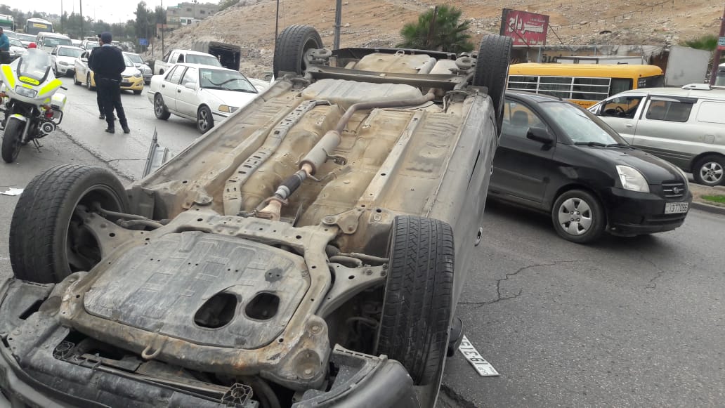 بالصور.. انقلاب سيارة في عمان
