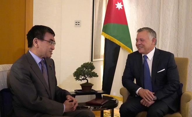 الملك يبحث مستجدات الشرق الأوسط مع وزير خارجية اليابان