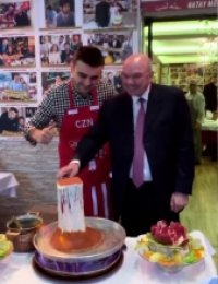 بالفيديو .. الفايز يقطع الكنافة مع الشيف بوراك