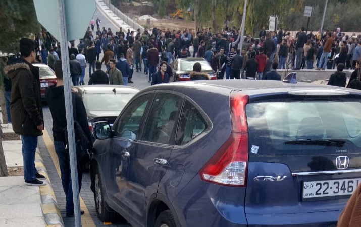 بالفيديو والتفاصيل: ولعت بالاسلحة النارية في جامعة البترا.. والدرك يتدخل