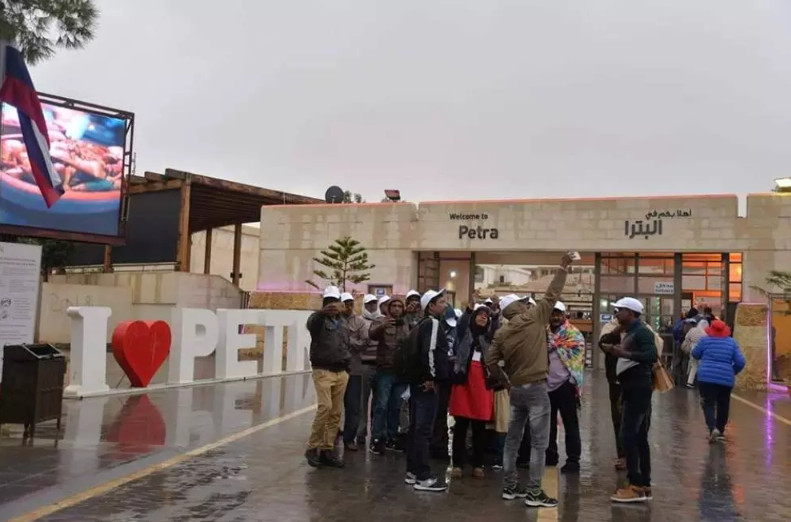 بالصور .. أمطار غزيرة بالبترا وتواصل حركة السياحة