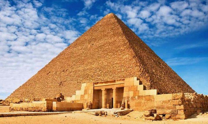 تصوير مقطع فيديو إباحي أعلى هرم الاكبر في مصر