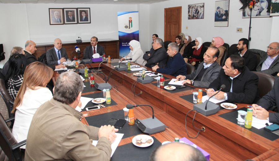 الجامعات تغرق بالديون