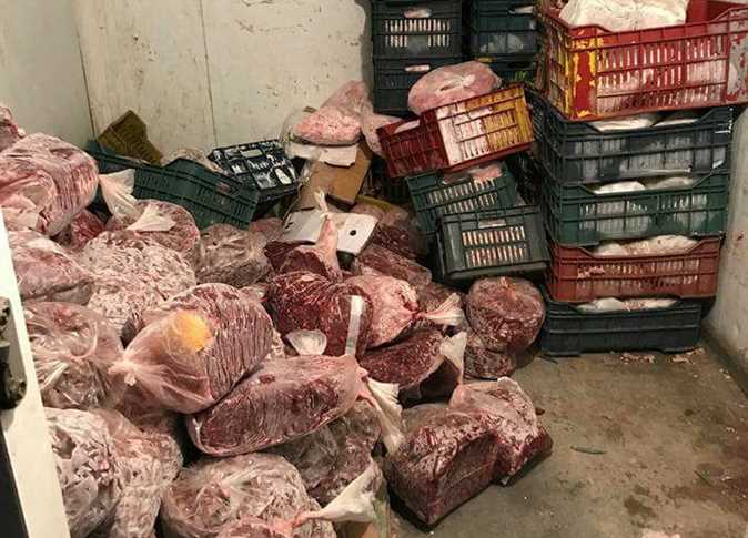ضبط طنين وربع الطن من اللحوم والمواد الغذائية المنتهية الصلاحية