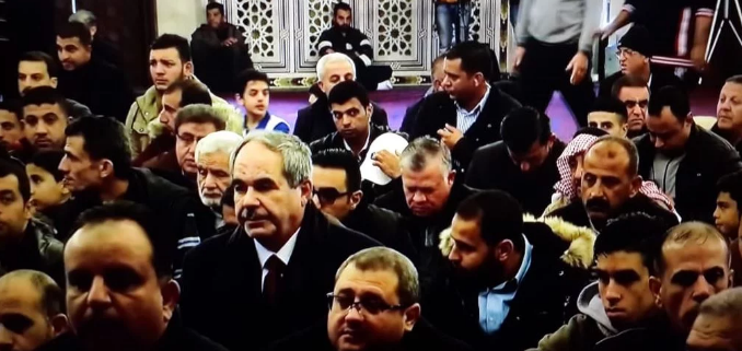 الملك يصلي الجمعة في العبدلي.. بين الصفوف