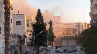 شاهد بالفيديو - مكون من 4 طوابق.. الاحتلال يفجر مبنى أبو حميد