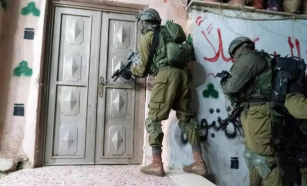 الأحتلال يعتقل 12 فلسطينيا برام الله والخليل