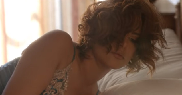 شاهد فنانة كويتية تظهر بقميص النوم عاري