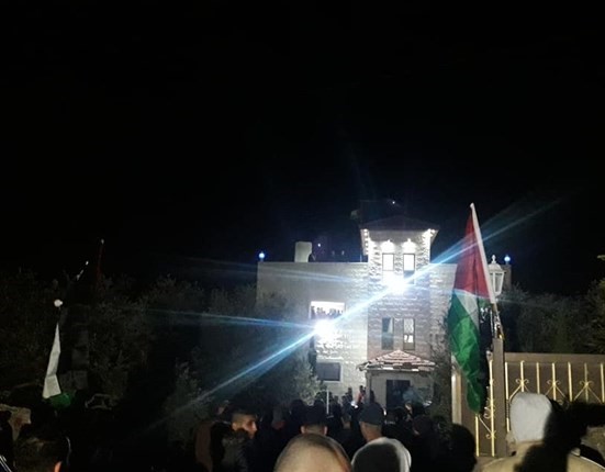 اهالي طولكرم يحتشدون في منزل للتصدي لهدمه