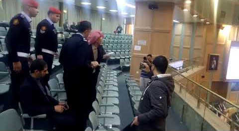 بالفيديو.. طرد مواطن اردني من شرفة مجلس النواب