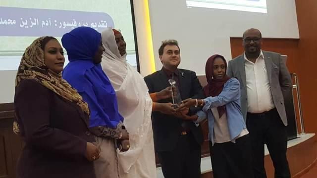 رئيس قسم البصريات بـ عمان الاهلية يلقي محاضرات لإختصاصين بالسودان