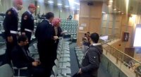 بالفيديو.. طرد مواطن اردني من شرفة مجلس النواب
