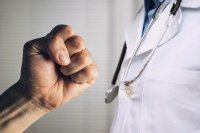 مجهولون يعتدون على طبيب في مستشفى الامير حمزة بعمان