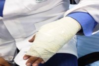 13 شخصا يعتدون على طبيب في مستشفى الأمير حمزة