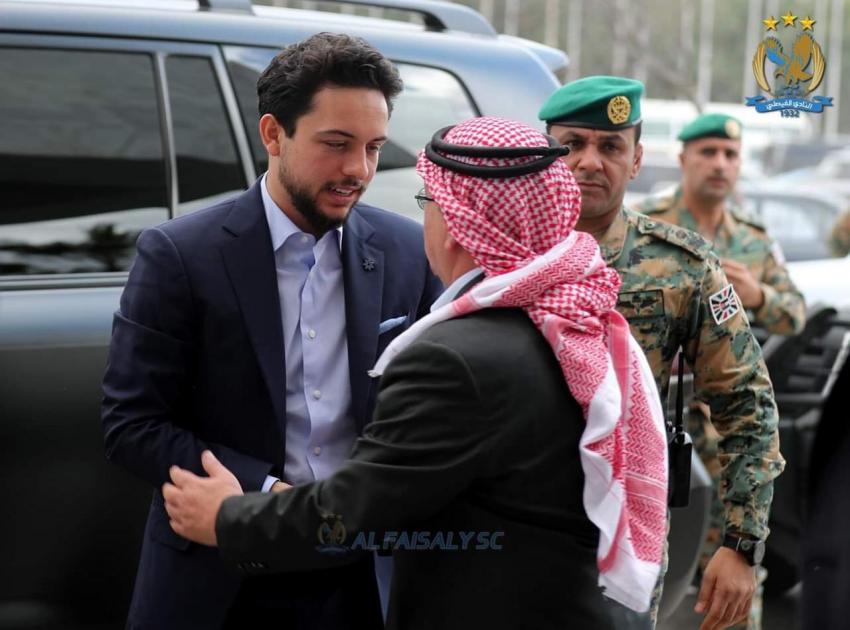 ولي العهد يزور بيت عزاء العدوان (صور)