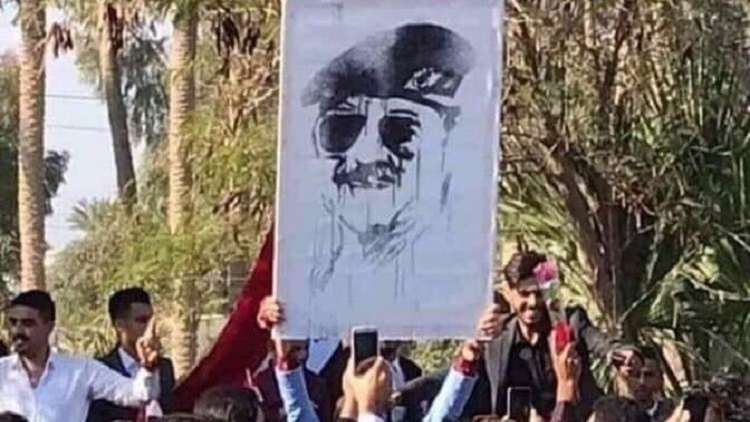العراق.. فصل طلبة رفعوا صورة صدام حسين